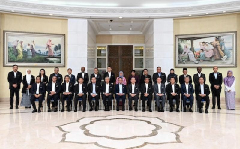 ▲馬來西亞首相安華及內閣部長們一起拿下領帶拍照。（圖／翻攝自推特）