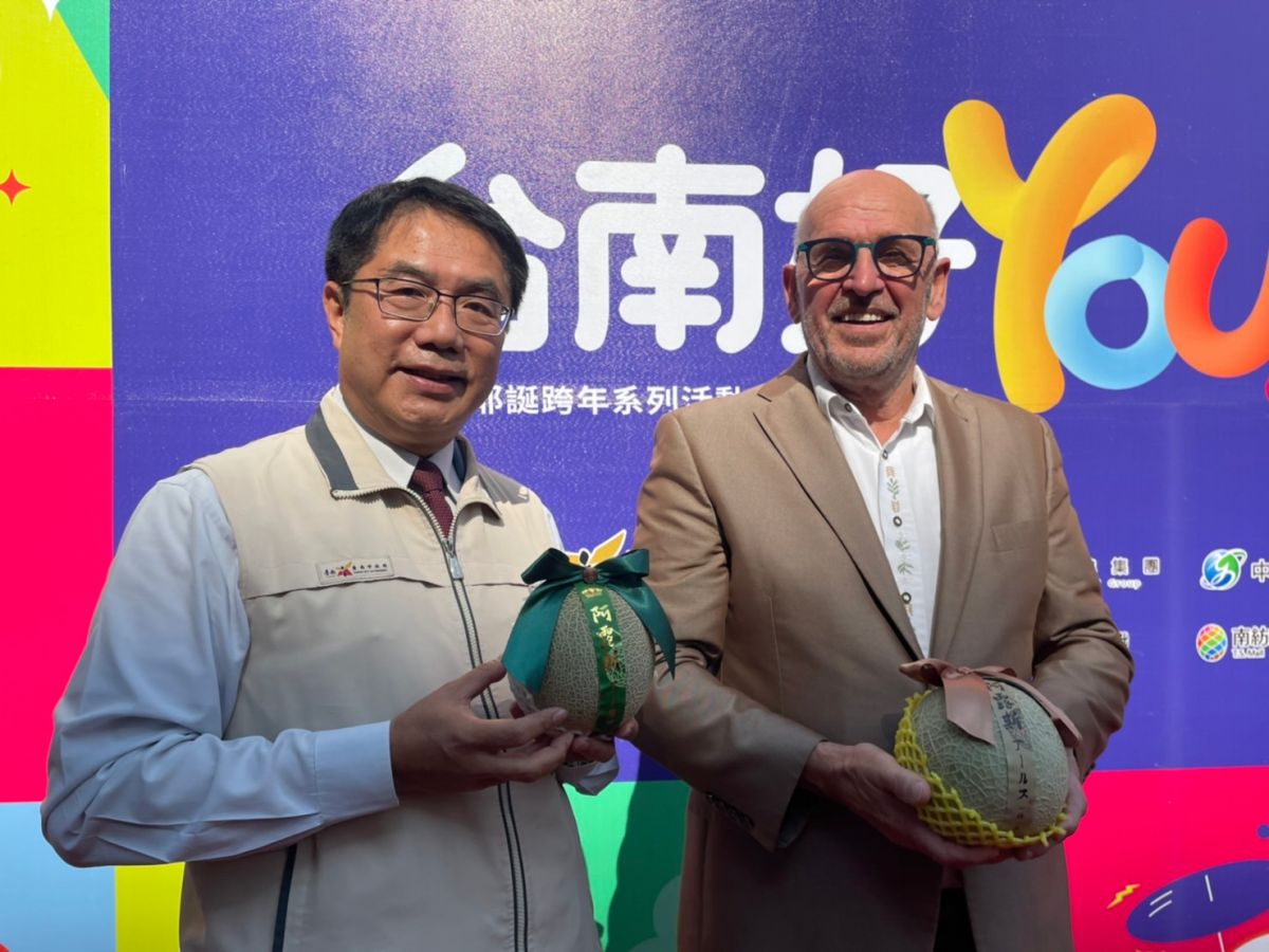 ▲黃偉哲準備了台南當季特產水果哈密瓜送給馬丁品嘗（圖／記者林怡孜攝，2022,12,09）