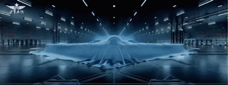 ▲中國西安飛機工業集團推出的宣傳片《大國起飛》中,出現用布遮住之疑似轟-20照片。(圖/西安飛機公司視頻)