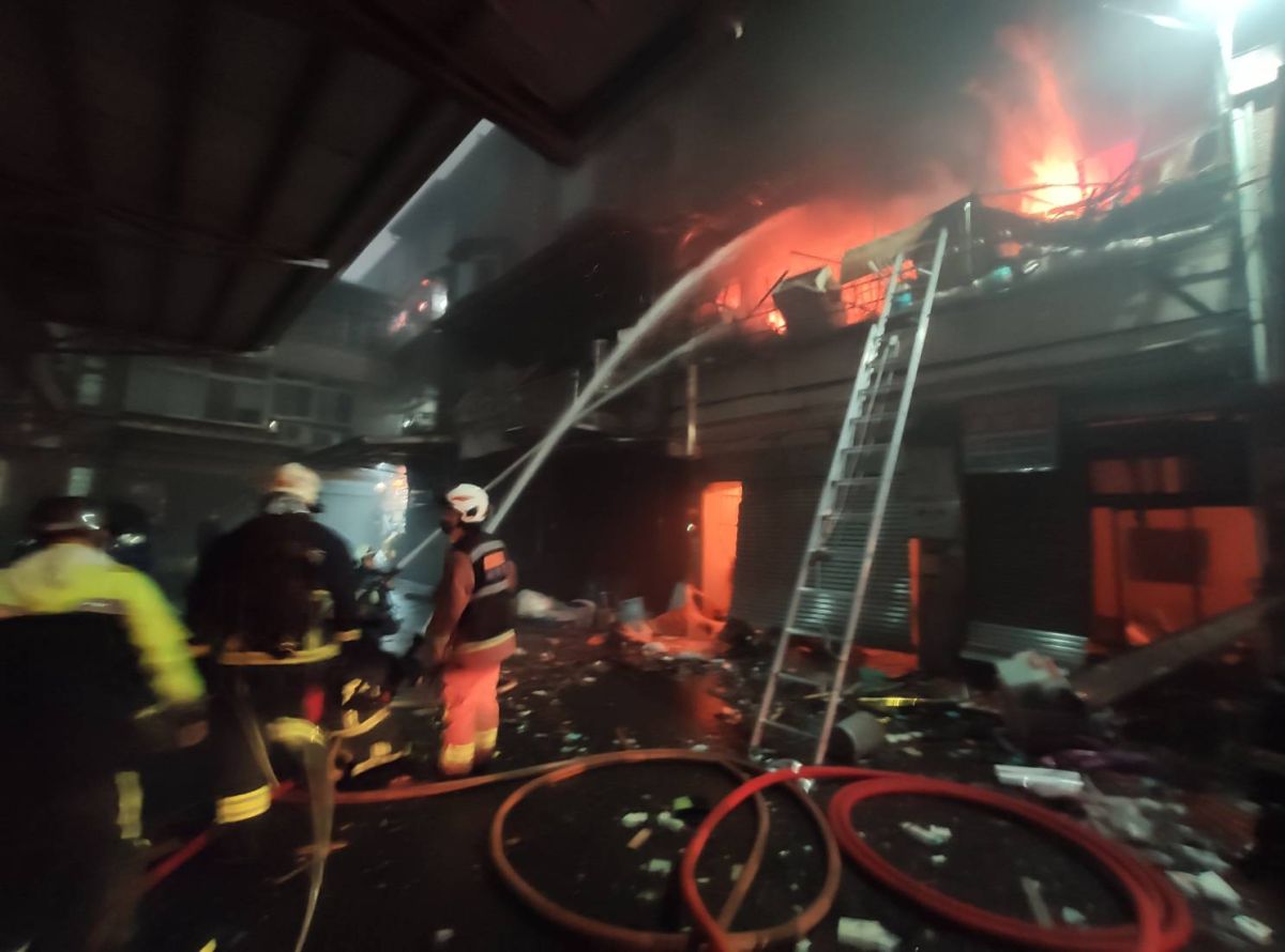 ▲汐止環河路122巷一處民宅，今（9）日下午4點01分時，疑似有民眾在屋內開瓦斯尋短，引燃後起火氣爆，現場烈焰沖天，有2名消防員救援時受傷。（圖／翻攝畫面）