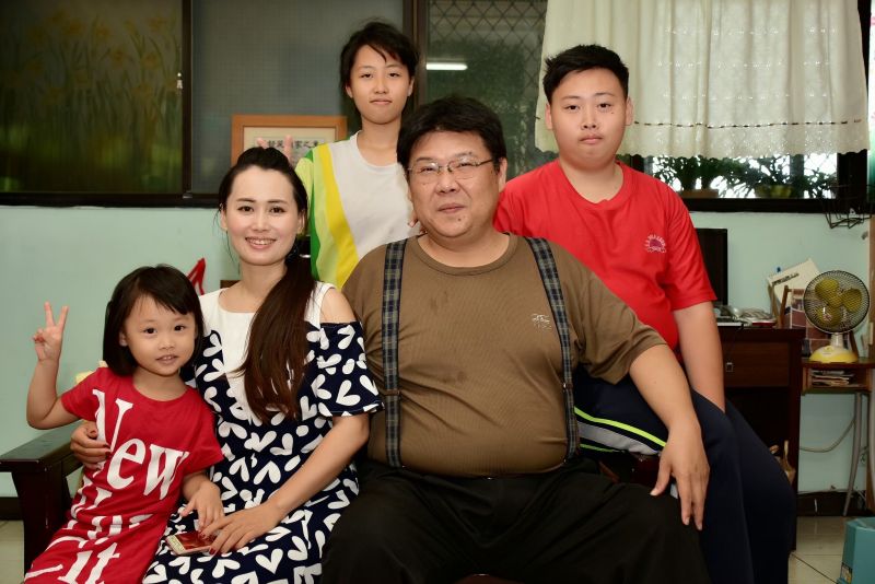 ▲陳氏雪（左2）與家人合照。（圖／移民署提供）