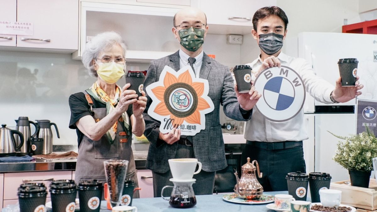 ▲愛心企業BMW高雄汎德捐贈數十磅咖啡豆，市價上萬元，為病友與照護家屬給予最大的支持。（圖／港都電台提供 ）