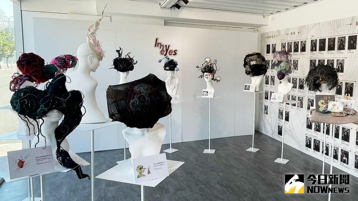 ▲《In My Eyes》以傳統的製帽材料混用大量非傳統異材質，並用強烈的色彩對比，顯現路易氏體失智症病發所迷失的幻覺與陷入疾病中的患者模樣。（圖／記者陳美嘉攝，2022.12.09 ）