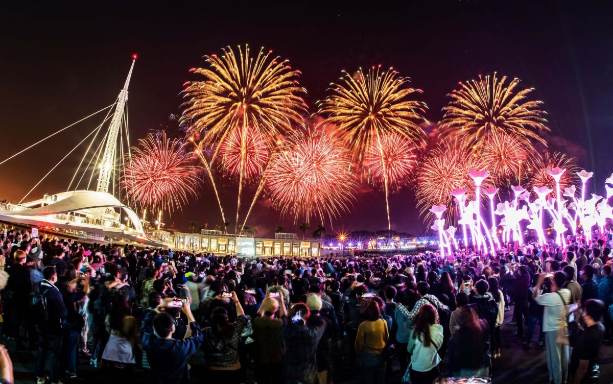 ▲高雄市長陳其邁今天發文告訴昨天敲碗的朋友，高雄不只跨年跨兩次，煙火更有兩場！圖為「大港花火」示意圖。(圖／截自陳其邁臉書)