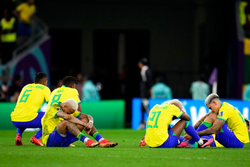 ▲巴西遭淘汰，球員沮喪、難過。（圖／美聯社／達志影像）