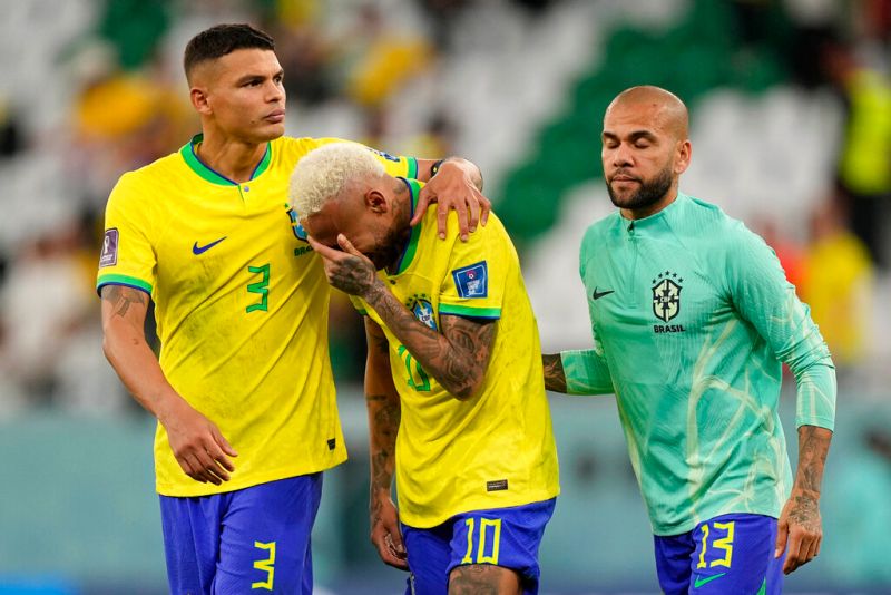 ▲Thiago Silva(左)安慰輸球的巴西隊友。（圖／美聯社／達志影像）