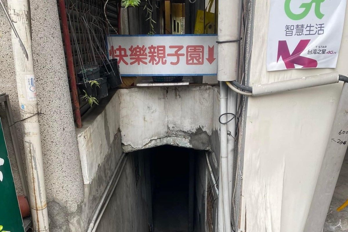 ▲南投黑暗小巷直通「快樂親子園」，當地人回憶：「真的恐怖」。（圖／臉書社團《路上觀察學院》） 