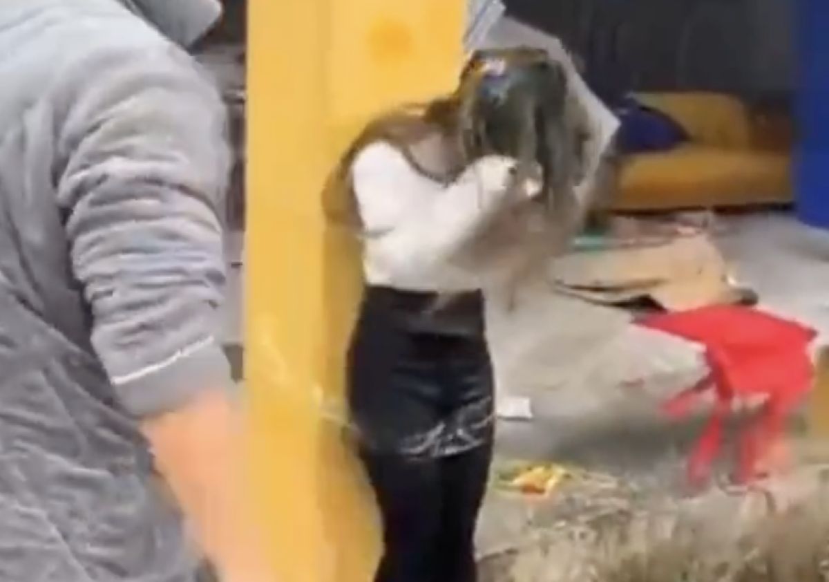 ▲一名女直播因打賭輸了，竟被綑綁在柱子上潑墨羞辱。（圖／翻攝自推特）