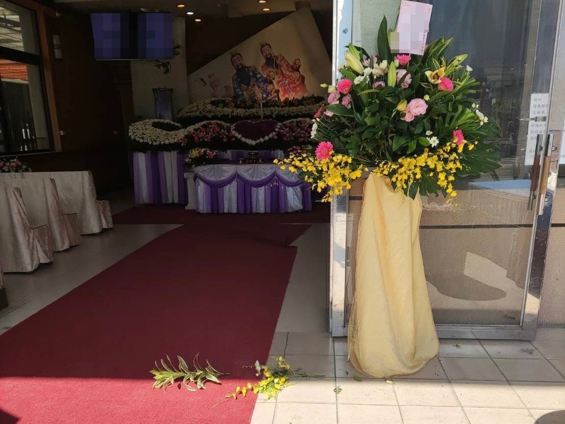 ▲高雄市殯葬管理處近期發現殯儀館靈堂的花海、花卉時常遭到毀壞。（圖／翻攝畫面）