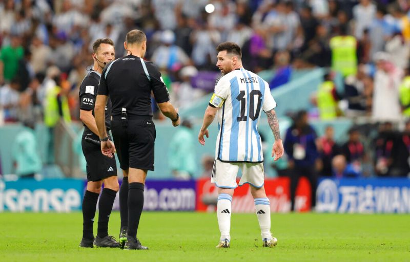 ▲梅西(Lionel Messi)對荷蘭與阿根廷八強戰主裁判Antonio Mateu Lahoz相當不滿。（圖／美聯社／達志影像）