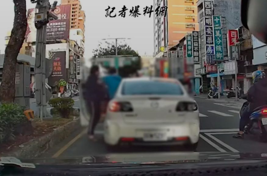 ▲台中市北屯區10日發生一起街頭暴力事件！早上6點多，4名男子喝酒結束後，叫了一台Uber返家，行經中清路時遭一輛白色MAZDA3超車，沒想到趁著雙方停等紅燈時，4名男子竟衝上前，對著駕駛白車的黃姓男子一陣拳打腳踢，不僅猛巴黃男頭部，還將黃男踹進車裡。（圖／翻攝記者爆料網）