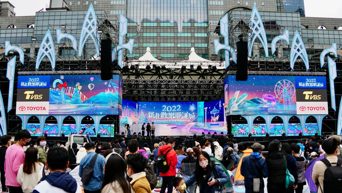 ▲今晚登場的新北歡樂耶誕城演唱會，舞台以「冰雪城堡」為設計概念。來不及出門沒關係，懶人包整理時間表、節目表、直播資訊一次看。（圖／新北觀旅局提供）