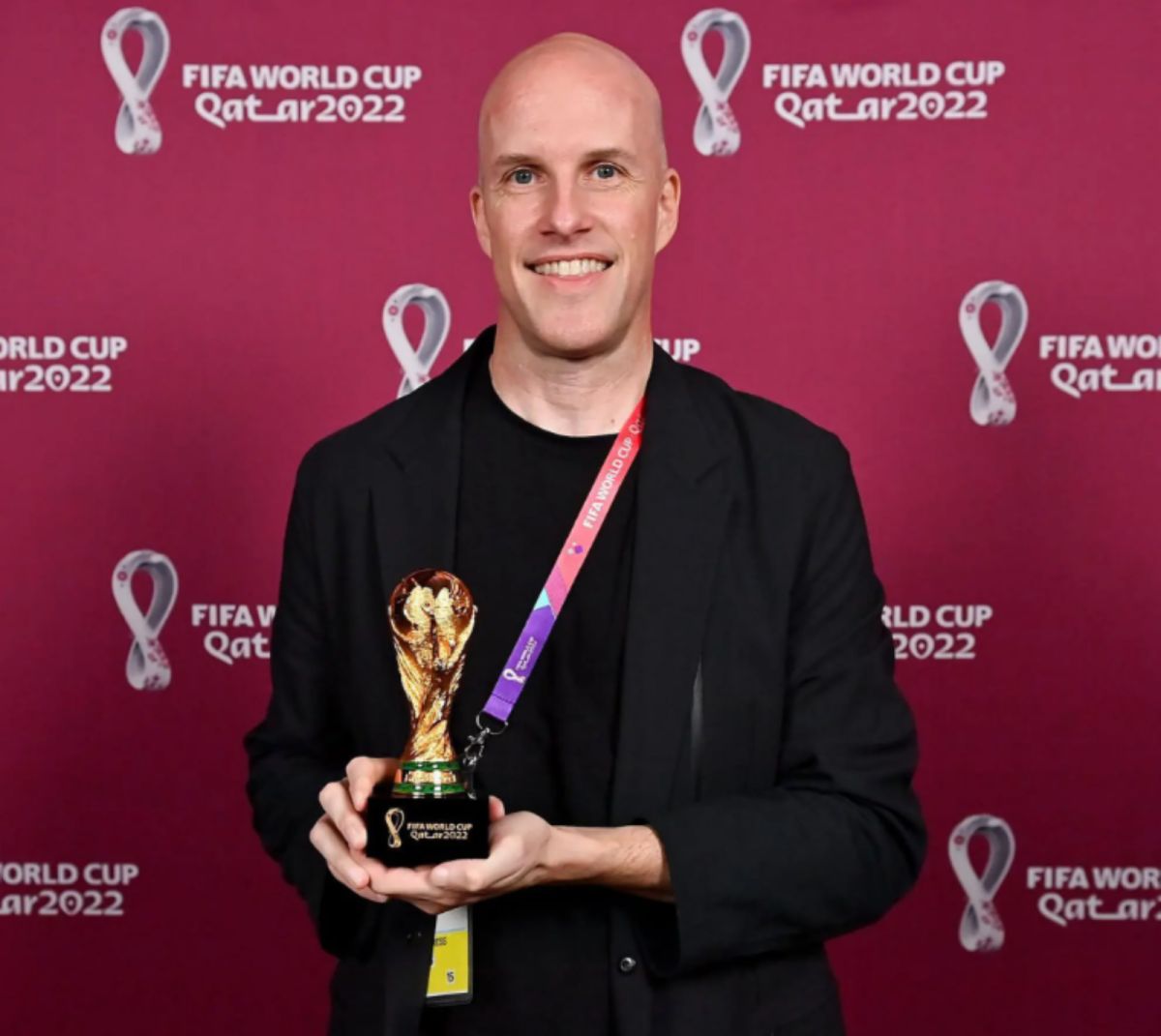 ▲知名美國體育記者華爾（Grant Wahl）在卡達報導世界盃足球賽8強賽事時，疑因心臟病發作猝逝，家屬及美國足球協會均證實死訊。（圖／翻攝自紐約郵報）