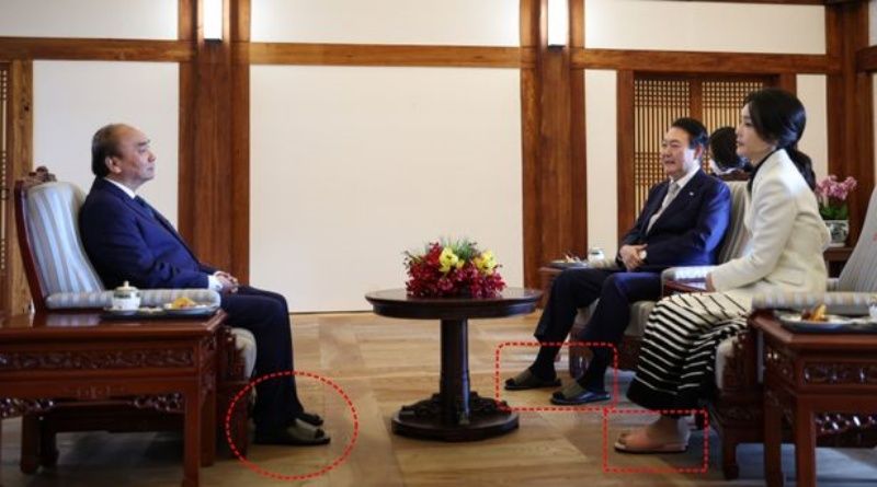 ▲尹錫悅、阮春福、金建希3人當時其實都是穿拖鞋。(圖/翻攝自朝鮮日報)