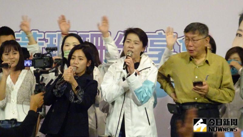 ▲前台北市副市長黃珊珊（右二）加入民眾黨，黨主席柯文哲（右一）表示歡迎。（資料照／記者呂炯昌攝）