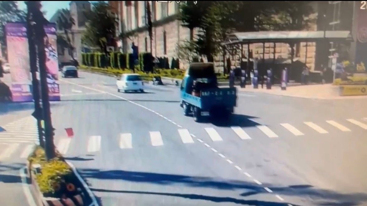 ▲高市警局仁武分局獲報一名陳姓駕駛的藍色小貨車漏油，導致後方的鍾姓及黃姓機車騎士摔倒受傷。警方找到陳男，開出3000元至1萬8000元罰單。（圖／記者郭凱杰翻攝）