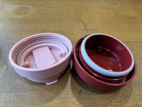 ▲左邊矽膠圈在杯蓋底部，右邊矽膠圈高於杯蓋，可以讓防水效果升級。（圖／記者鍾怡婷攝）