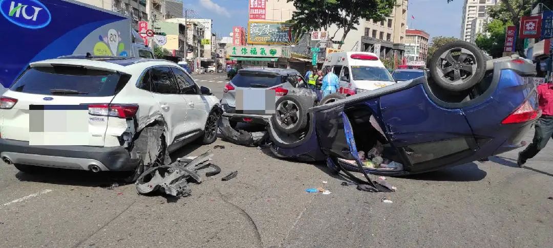 ▲高雄楠梓區今（10）日中午發生一起3車追撞車禍，肇事轎車更是四輪朝天「烏龜翻」倒路中，駕駛一度受困車內。（圖／翻攝自記者爆料網）