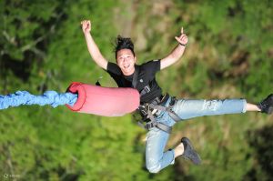 ▲新的一年前往挑戰桃園復興橋高空彈跳體驗，享受一瞬間被山谷環抱的快感。（圖／Klook提供）