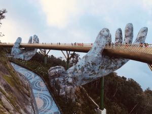 譽為東方夏威夷的峴港也是不能錯過的渡假勝地,雄獅特別安排搭乘全球最高最長不停站纜車直達巴拿山山頂,看全球知名的巨手托橋。 ▲譽為東方夏威夷的峴港也是不能錯過的渡假勝地,雄獅特別安排搭乘全球最高最長不停站纜車直達巴拿山山頂,看全球知名的巨手托橋。(圖/雄獅旅遊提供)