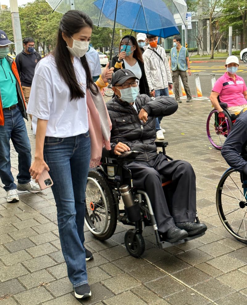 ▲李文儀替傷友撐傘。（圖／三立提供）