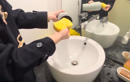 清洗環保杯時建議使用海綿清潔,避免使用科技海綿、粗糙菜瓜布。(圖/記者鍾怡婷攝) ▲清洗環保杯時建議使用海綿清潔,避免使用科技海綿、粗糙菜瓜布。(圖/記者鍾怡婷攝)