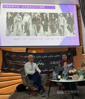 ▲高格孚（左）為10日人權奮鬥史講座的主持人，他對台灣歷史與民主發展研究卓著，開場介紹引用柏楊告訴他的話作為結語：「台灣可愛，中國可憐，有自由的地方就是我的花園」。中央社記者曾婷瑄巴黎攝 111年12月11日