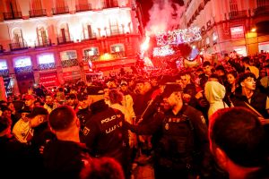 影／摩洛哥闖四強！球迷舉火炬慶賀　巴黎馬德里街頭同歡
