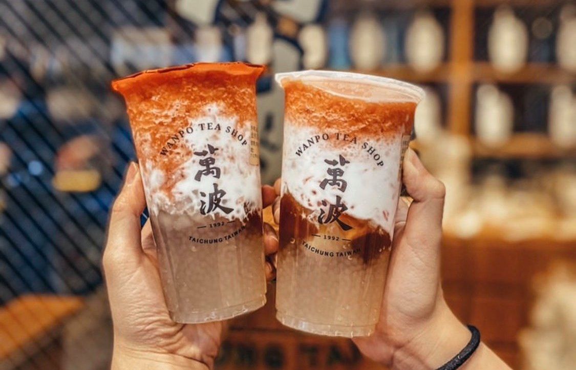 ▲中秋節烤肉必喝解渴手搖飲料！大家團圓一起喝量購優惠，CoCo都可、萬波島嶼紅茶「4杯100元」，幸福搖搖則祭出「買一送ㄧ」，大苑子也有「買二送一」好康。（圖／翻攝自萬波FB）