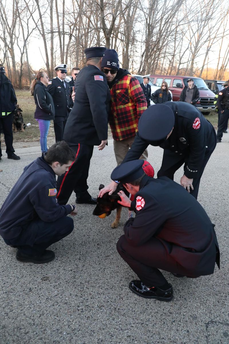 ▲同袍們為艾琳舉辦告別典禮，眾人圍著牠進行最後告別。（圖／Lincolnshire-Riverwoods Fire Protection District 臉書）