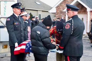 ▲艾琳的遺體蓋著美國國旗，在眾人不捨的視線中被送入車內。（圖／Lincolnshire-Riverwoods Fire Protection District 臉書）