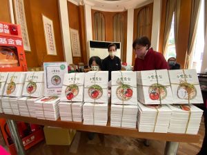行腳三千里路尋覺味 蔡招娣端出《小農餐盤》48道 ▲蔡招娣行腳三千里路尋覺味,新書《小農餐盤》文情並茂,道道蔬食料理讓人垂涎。(圖/記者金武鳳攝,2022.12.11)