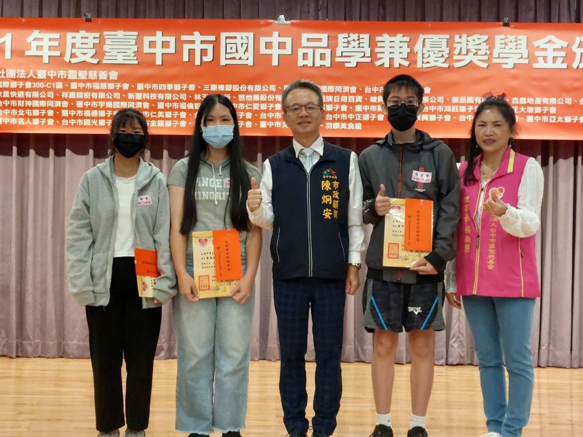 ▲靈聖慈善會今日頒發獎助學金，理事長楊淑慧（右）期待一棒接一棒，傳愛給社會弱勢，助翻轉人生。（圖／慈善會提供）