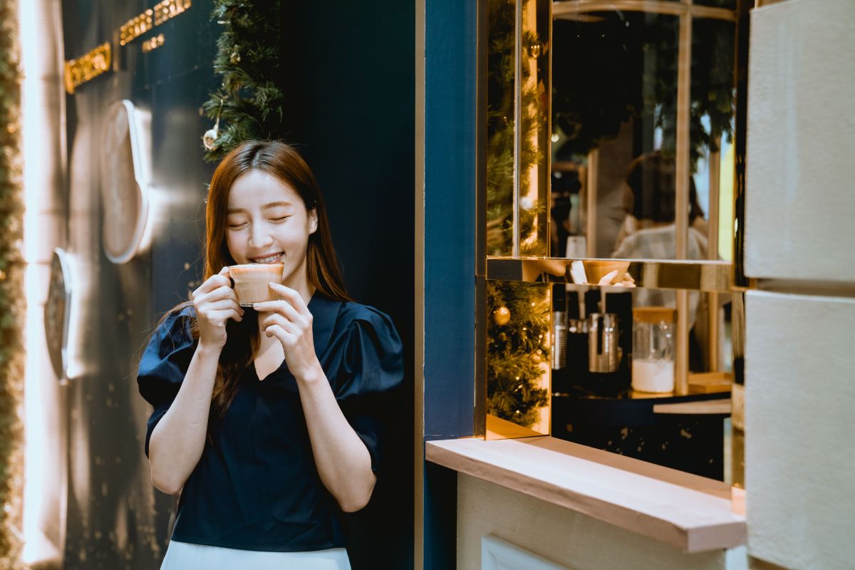 ▲搭捷運就能一秒去巴黎！今年聖誕節Nespresso聯名Pierre Hermé巧克力大師，推出節慶限量咖啡，還在台北信義區香堤大道打造超美的「星耀巴黎限定Café」法式露天咖啡廳，即日起至2023/1/2連續25天，只要到現場追蹤官方社群帳號，就能免費喝法式甜點系咖啡。（圖／Nespresso提供）