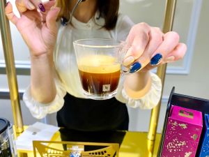 ▲首席咖啡品牌大使Ximena分享，今年三款節慶聯名限量款膠囊咖啡，成功重現複雜的法式甜點口味。（圖／記者蕭涵云攝）