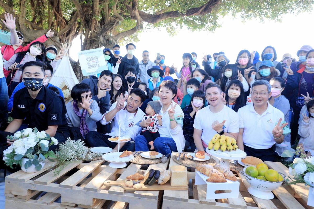 ▲台中市民野餐日，市長盧秀燕準備三明治、柿子等台中在地名產與市民分享(圖／市政府提供2022.12.11)