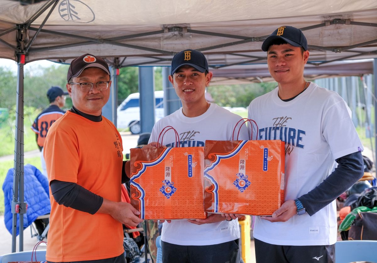 ▲職棒球星吳東融(中)、宋晟睿(右)隨球員工會回饋列車至新竹(圖/中華職棒球員工會提供)
