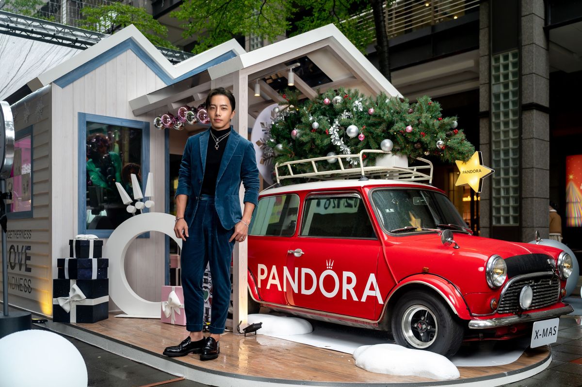 ▲PANDORA在台北信義區香堤廣場，打造一座北歐銀白氛圍的PANDORA HOLIDAY SEASON溫馨聖誕小屋，邀來藝人坤達帥氣現身分享送禮秘訣，沒想到他大方自曝曾為了討好老婆柯佳嬿，自以為貼心送了「寵物用品」而踩雷的慘痛經驗。（圖／PANDORA提供）