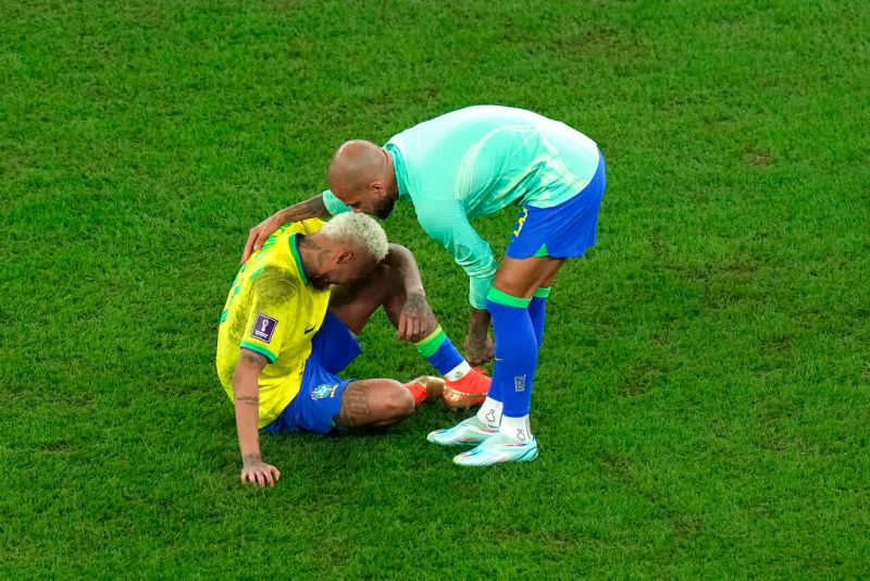 ▲巴西輸球，內馬爾(Neymar)難過得坐倒在地。（圖／美聯社／達志影像）
