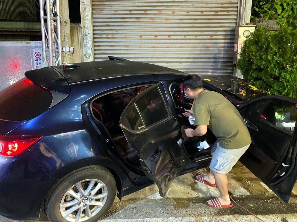 ▲葉姓男子（68歲）開車即將到家時，突然暴衝轉彎，撞向路邊花圃。（圖／翻攝畫面）