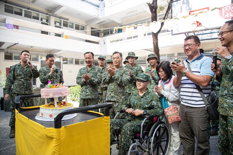 ▲陸軍航空特戰指揮部舉辦生日餐會,特地邀跳傘受傷傘兵秦良丰回部隊共襄盛舉。(圖/軍聞社提供)