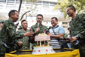 4年前跳傘墜地奇蹟生還　秦良丰受邀返營慶30歲生日
