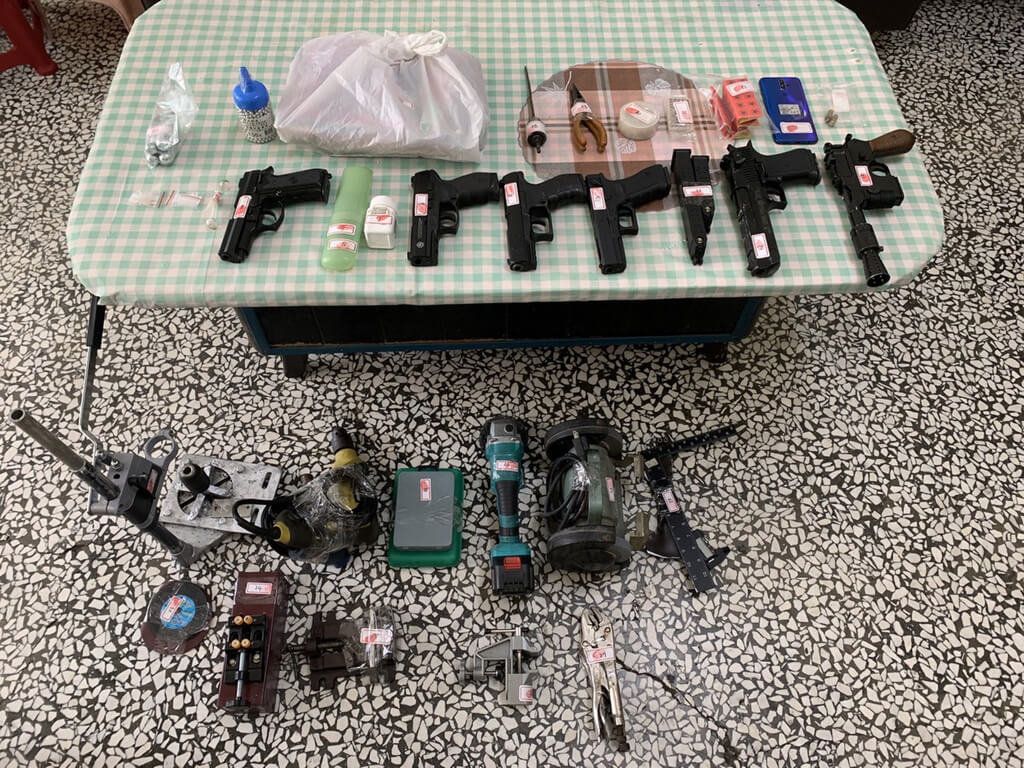 ▲高雄59歲黃姓男子平時務農，但卻兼職改槍，在自宅經營改造槍械工廠。（圖／翻攝畫面）