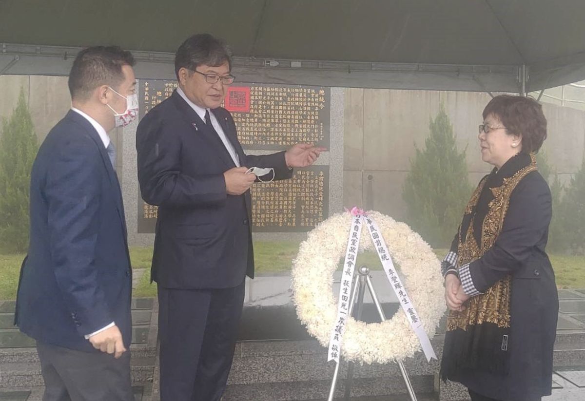 ▲日本自民黨政務調查會長萩生田光一，今日前往五指山弔唁前總統李登輝，代替已故前首相安倍晉三無法實現遺願。（圖／李登輝基金會提供）