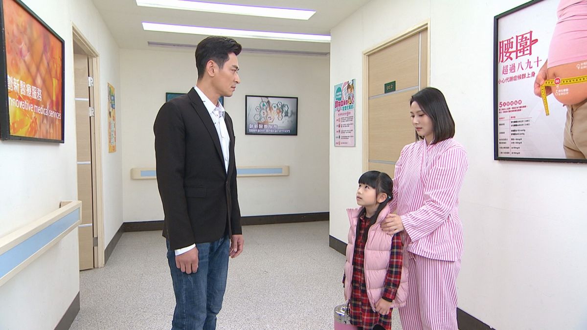 ▲陳冠霖（左）在《一家團圓》出現前女友華千涵。（圖／三立）