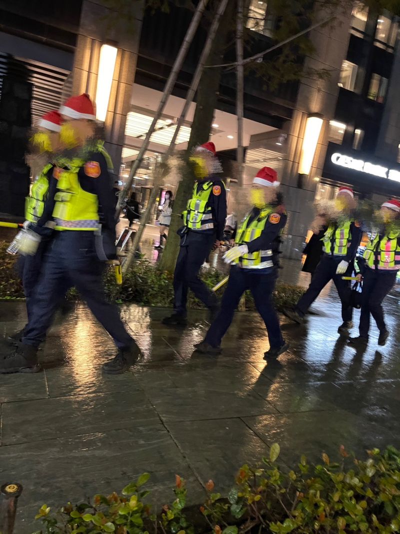 ▲網友上網嗆新北市政府將警察打扮成小丑模樣,威望盡失。(圖/靠北police)