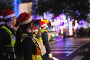 耶誕城警察戴耶誕帽！網開嗆：尊嚴都沒了　員警出面打臉
