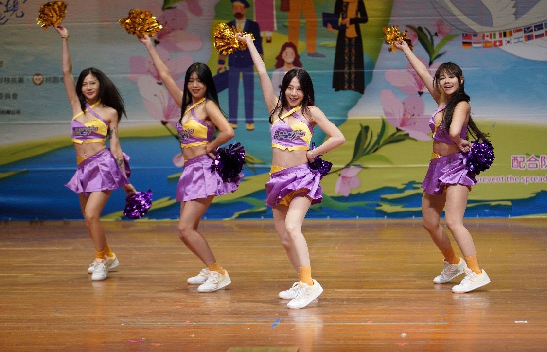 ▲桃園在地職籃雲豹隊之專屬啦啦隊「電豹女」動感表演。（圖／移民署提供）