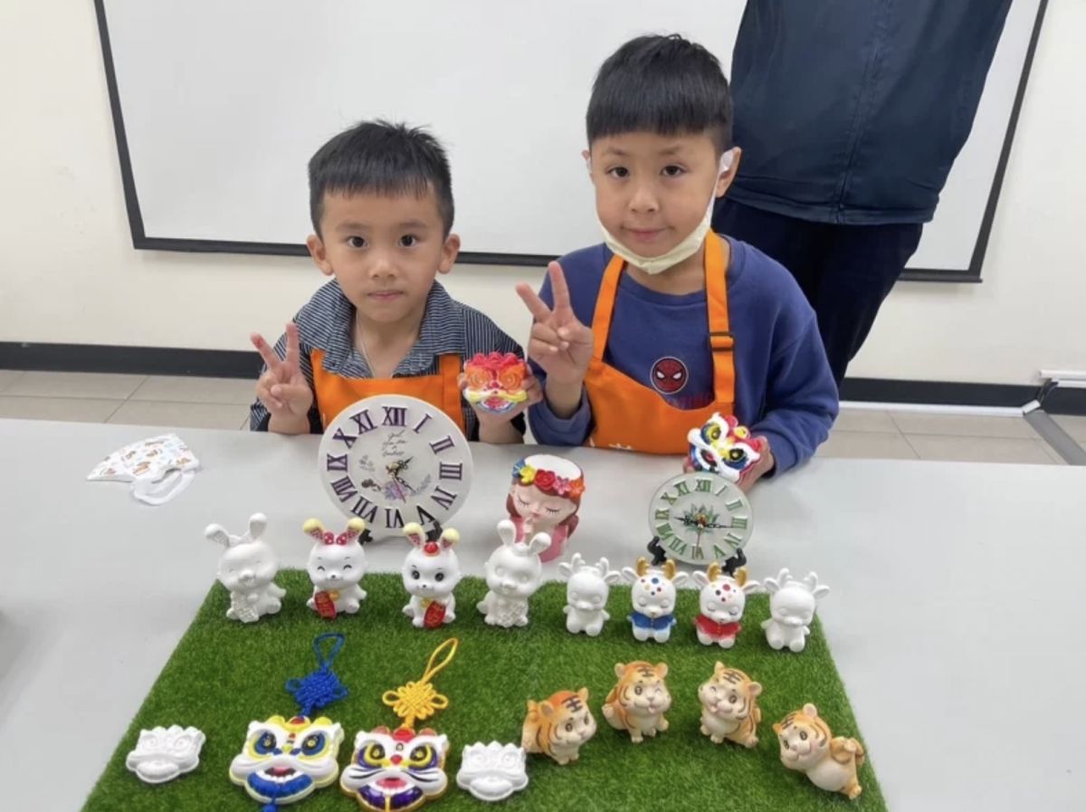 ▲「金門祥獅來獻瑞新住民擴香石芳香DIY」體驗活動，小朋友玩得很開心。（圖／移民署南區事務大隊金門縣服務站提供）