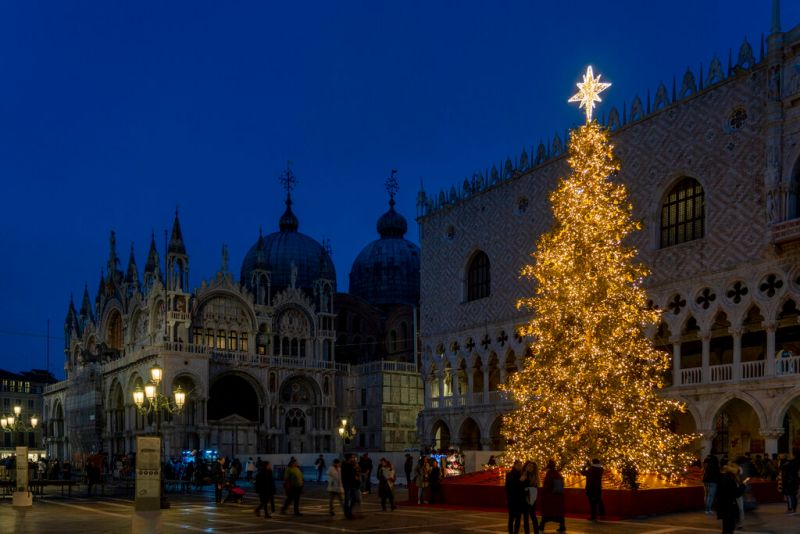 ▲義大利耶誕節慶12月8日起正展開。圖為意大利威尼斯聖馬可廣場的耶誕樹。（圖／美聯社／達志影像）
